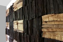 „Drewniana tablica nr 51”, drewno mieszane, częściowo zwęglone, gwoździe, montowane na drewnianej konstrukcji, 412 x 220 x 17 cm, 2001 r. Sammlung de Weryha / Hamburg © Jan de Weryha-Wysoczański