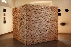 „Drewniany kubik nr 70”, drewno mieszane, cięte, łupane, montowane na drewnianej konstrukcji, 230 x 230 x 230 cm, 2003 r. Sammlung de Weryha / Hamburg © Jan de Weryha-Wysoczański