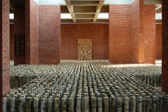 „Instalacja nr 95”, 2400 kołków brzozowych, 900 x 900 x 50 cm, 2006 r. Sammlung de Weryha / Hamburg © Jan de Weryha-Wysoczański