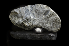 "Kore", bazalt, kamień polny, stal nierdzewna, 70x45x30 cm, 2020, fot P. Wyszomirski