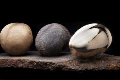 "Hommage a C.B.", drewno, brąz, kamień polny, 67x29x19 cm, 2017, fot P. Wyszomirski
