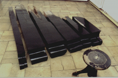 "Pracownia J.C." (dedykacja dla Johna Cage’a), fragment instalacji, belki stropowe, taboret, lampka pulsacyjna, stalowa księga, obiekt drzwiowy, 1997 r.