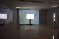 "Stan zawieszenia" (Suspended state), fragment instalacji,  dwukanałowa projekcja wideo, obiekty świetlne, obiekt stalowy, fotografie, 2017 r.