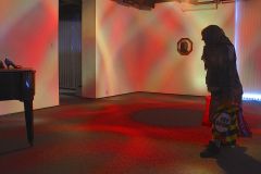 "Paradoks w grochy ", fragment instalacji, rzeźba - postać naturalnej wielkości, obrotowa lampa dyskotekowa, pantofle w grochy, fotografia w złoconej ramie, fortepian, płyta marmurowa, 2009 r.