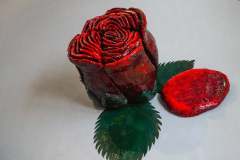 Róża, pianka poliuretanowa, gips, żywica epoksydowa, płyta hdf, ok. 110 x 150 x 150 cm