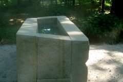 "Źródło", kamień, woda, blacha lustrzana, popiół, 230 x 87 x 100 cm, 2008