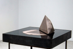 2.	Źródło II; granit, stal, woda; 90x115x115cm; 2007 rok