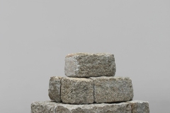 7.	F-IV, z cyklu fundamenty; granit, stal; 130x120x90cm; 2020 rok