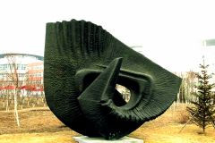 "Odrodzenie – wędrówka Kadmosa", brąz, 530 x 560 x 320 cm, 2001 r.